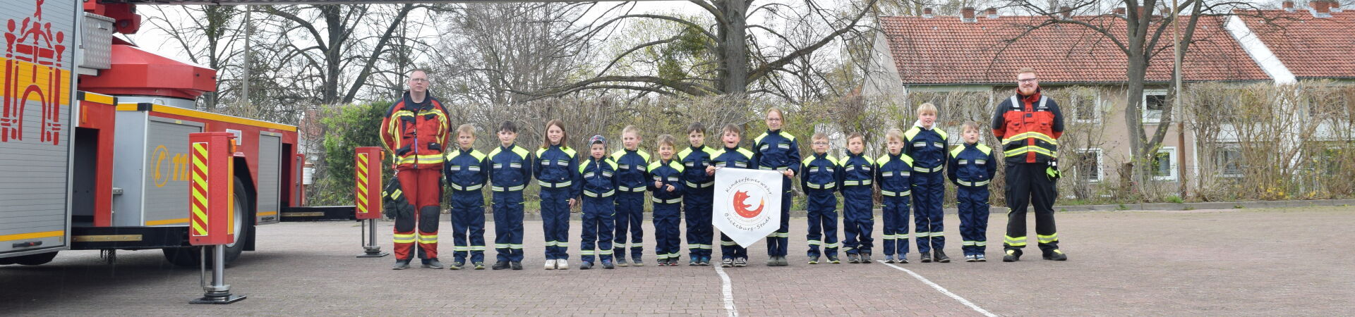gruppenbild-kinderfeuerwehr-feuerfuechse