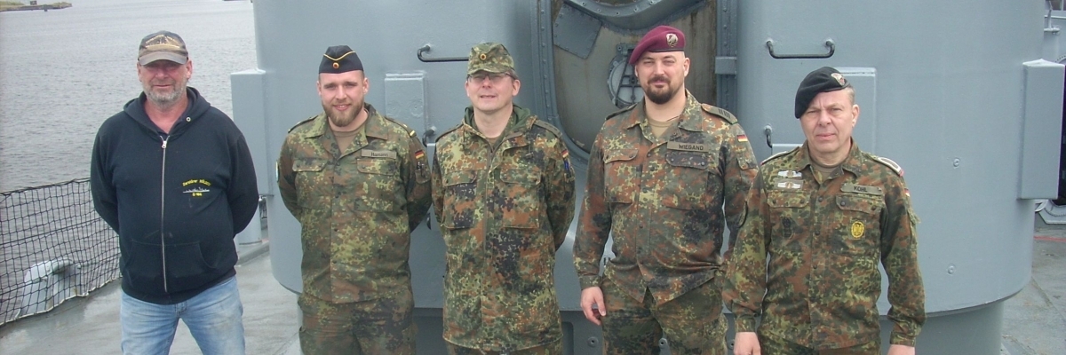 Bild der RK-Gruppe vor dem 127-mm-Turm der Mölders