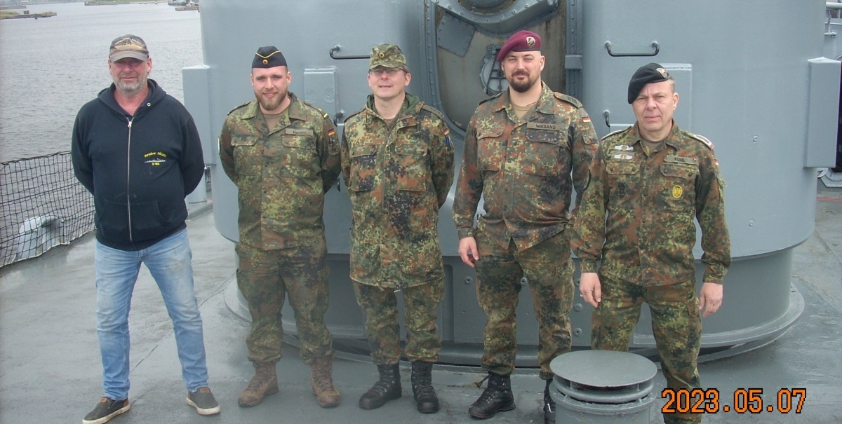 Bild der RK-Gruppe vor dem 127-mm-Turm der Mölders