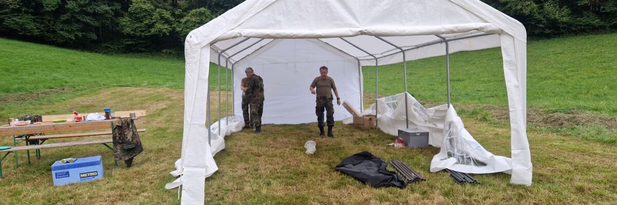 Bild zeigt Soldaten beim Aufbauen eines Großraumzeltes
