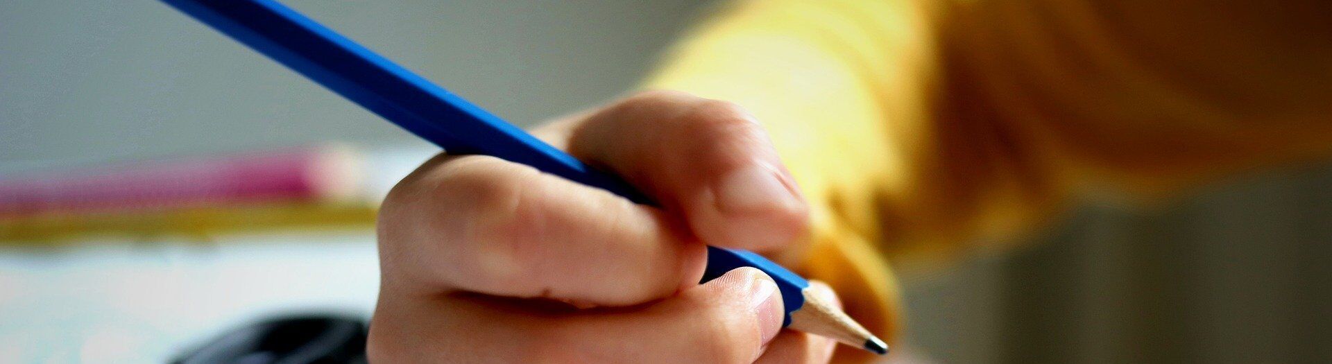 Kinderhand hält Stift