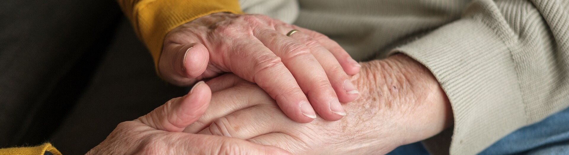 Die Hände einer Person greifen nach einer Hand einer weiteren Person