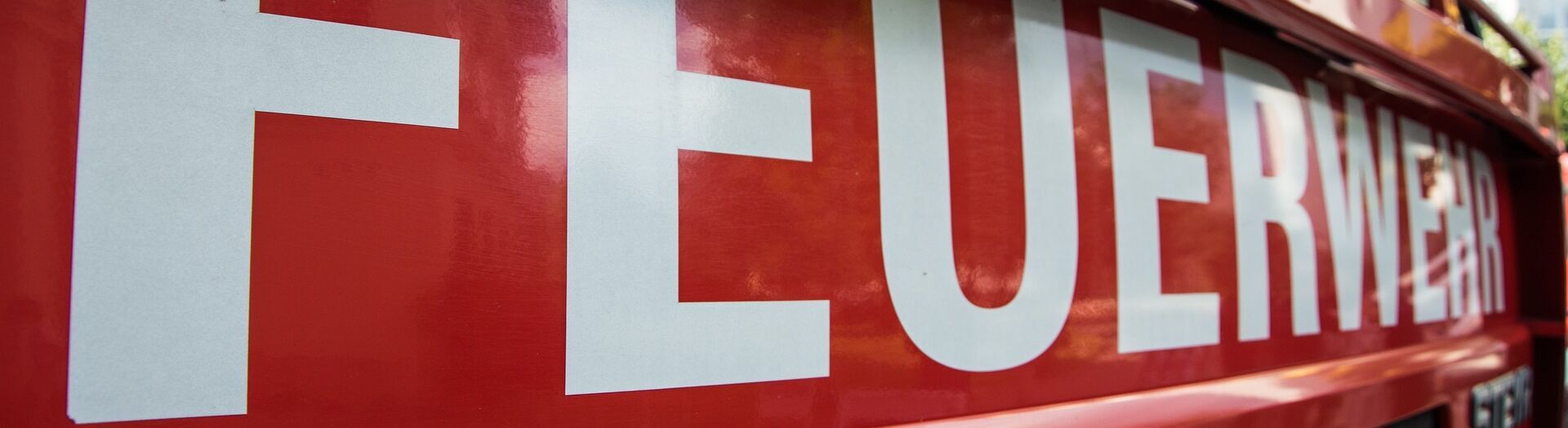 Beschriftung eines Feuerwehrfahrzeuges mit den Schriftzug "Feuerwehr"