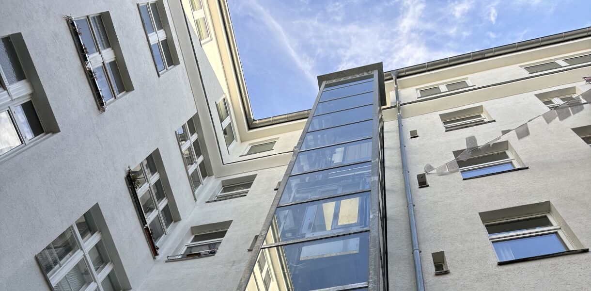 Glasaufzug an einem Gebäude