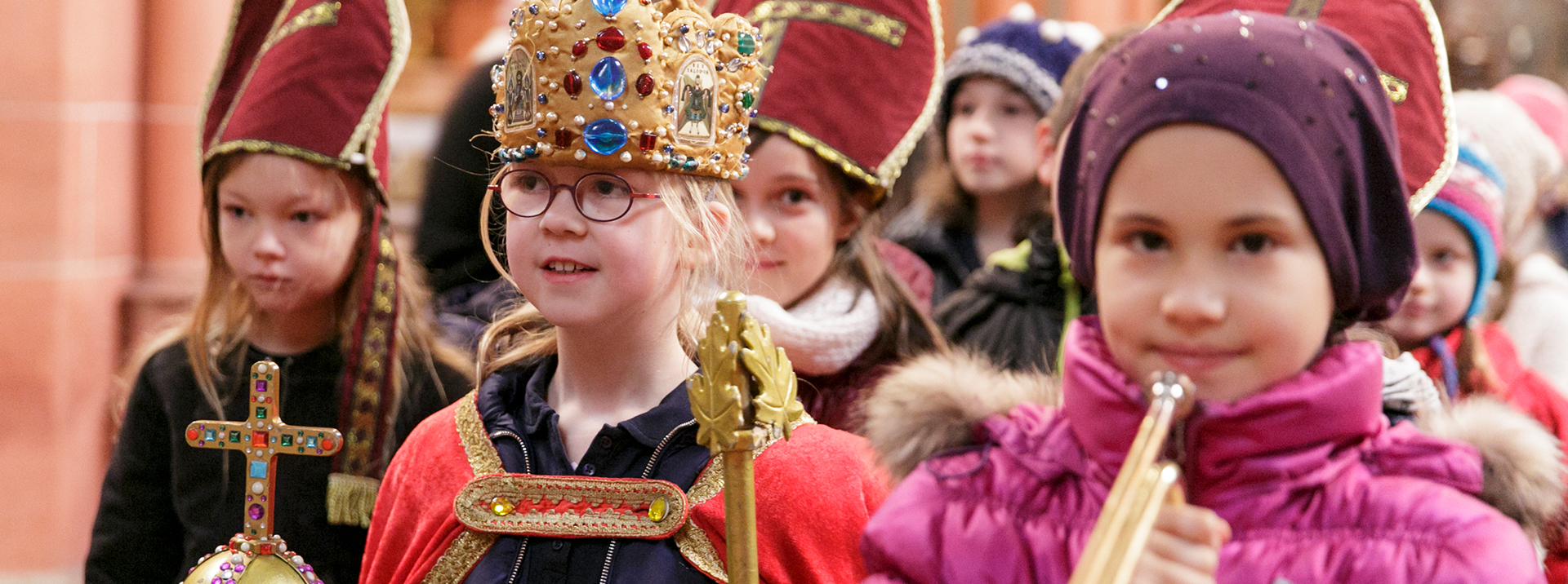 kinder beim Dreikönigsumzug