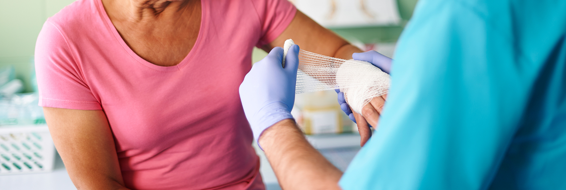 Pfleger pflegt ältere Patientin