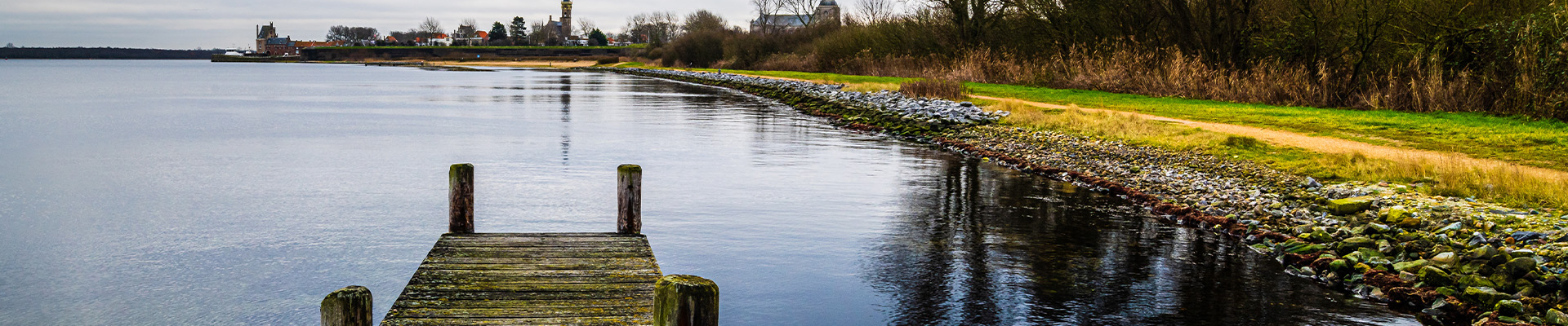 Steg am Wasser, Symbolbild für Ruhe und Balance.