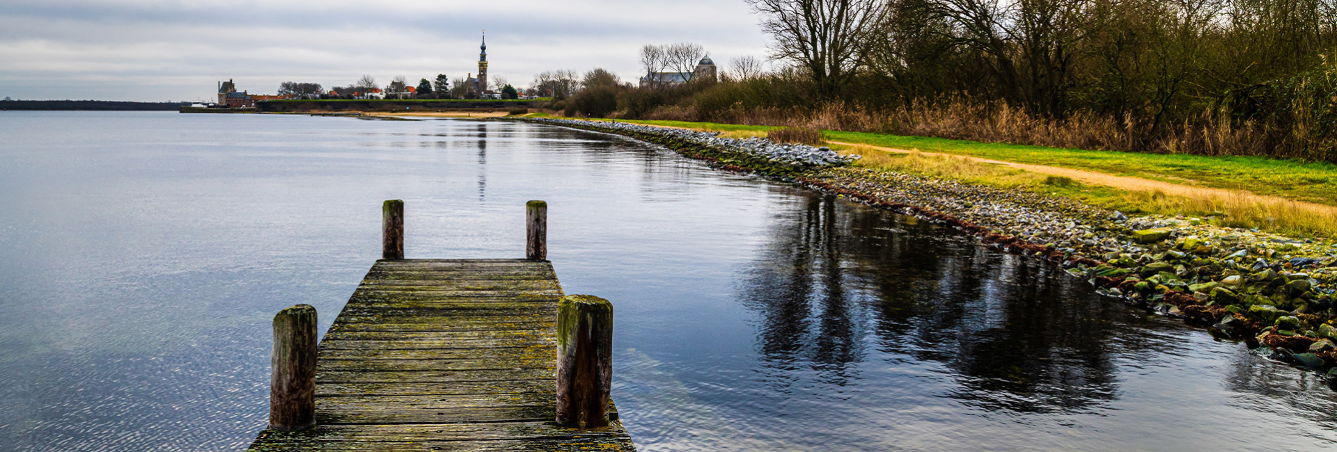 „Steg am Wasser – Symbol für Veränderung und innere Balance | PanCoaching Düsseldorf.“