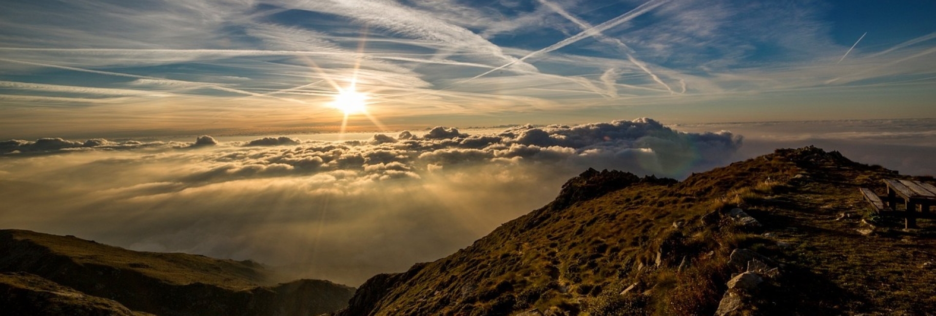 „Himmel mit Lichtstrahlen – Symbol für Klarheit und Perspektive bei PanCoaching Düsseldorf.“