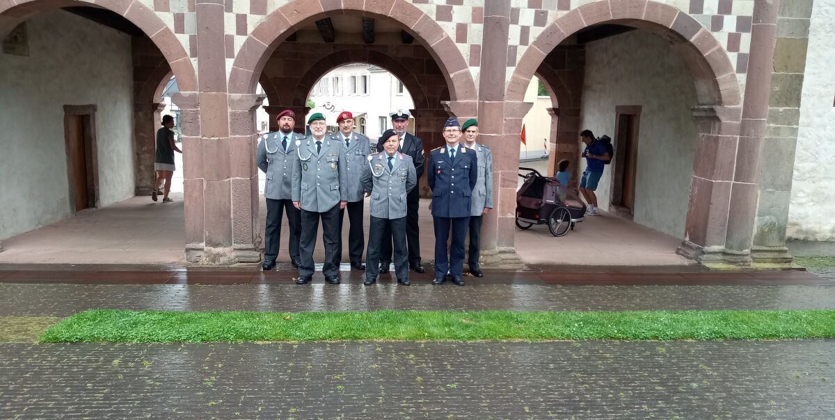 Reservistenkameradschaft vor dem Eingangstor des Lorscher Klosters