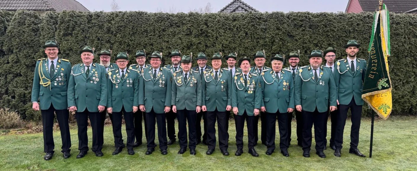 Gruppenfoto der Männer in einer Reihe