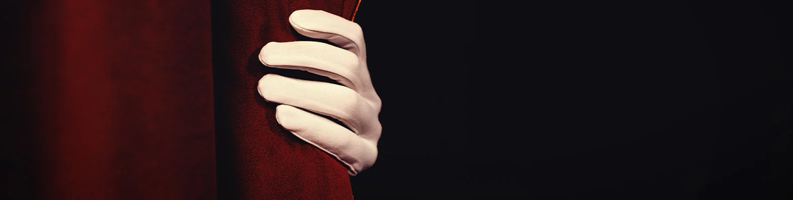 Hand hinter Vorhang