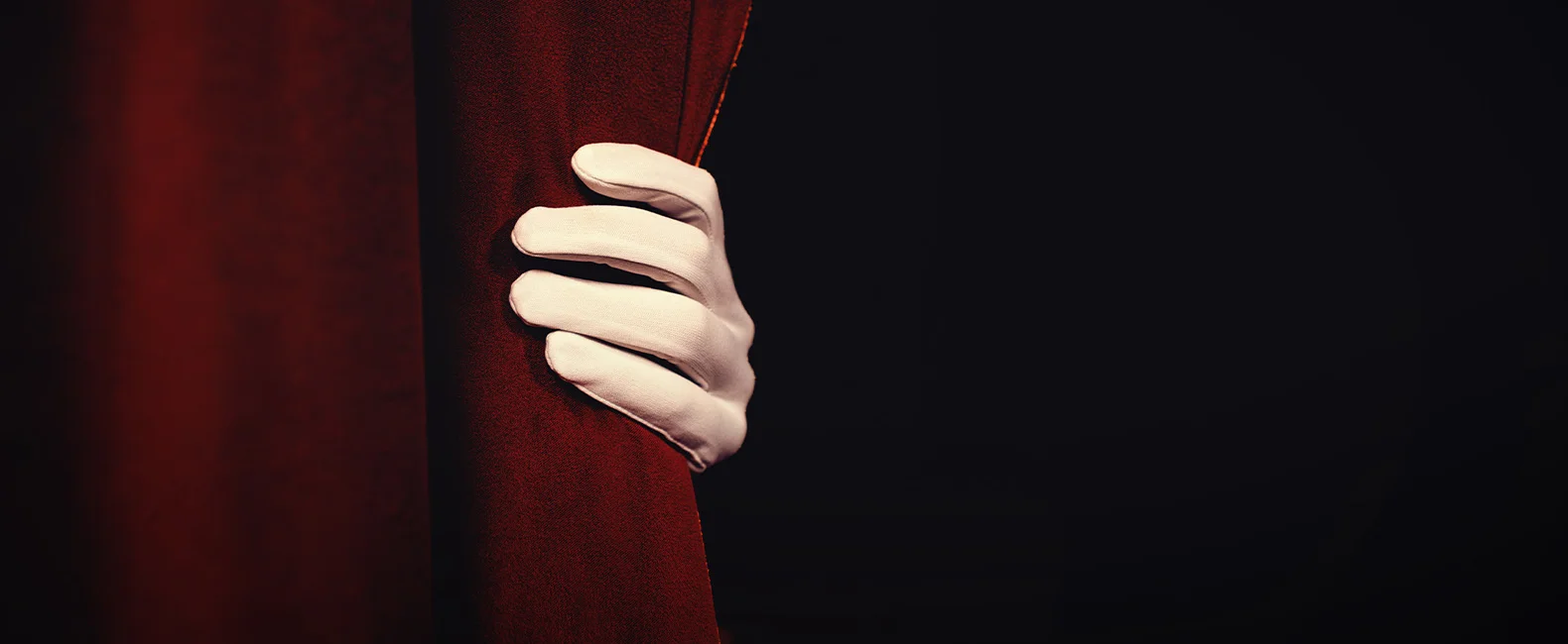 Hand hinter Vorhang