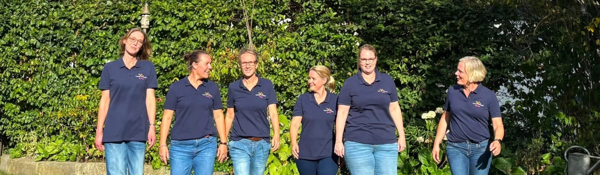 Sechs Frauen aus dem Landfrauen-Vorstand laufen plaudernd nebeneinander