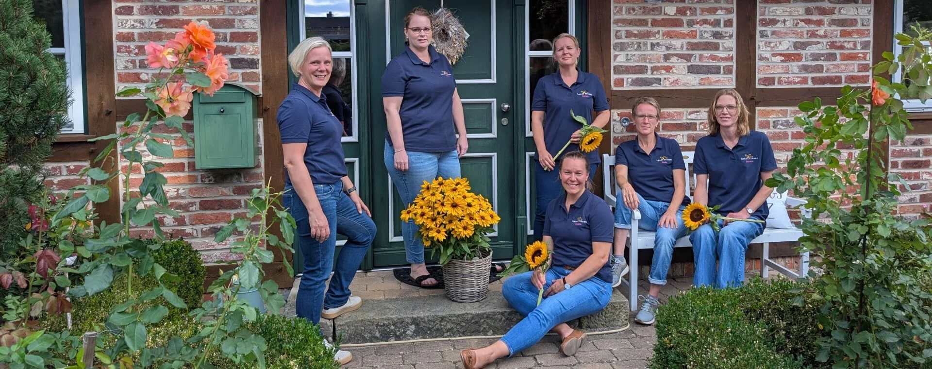 Landfrauen-Vorstand vor Bauernhaus