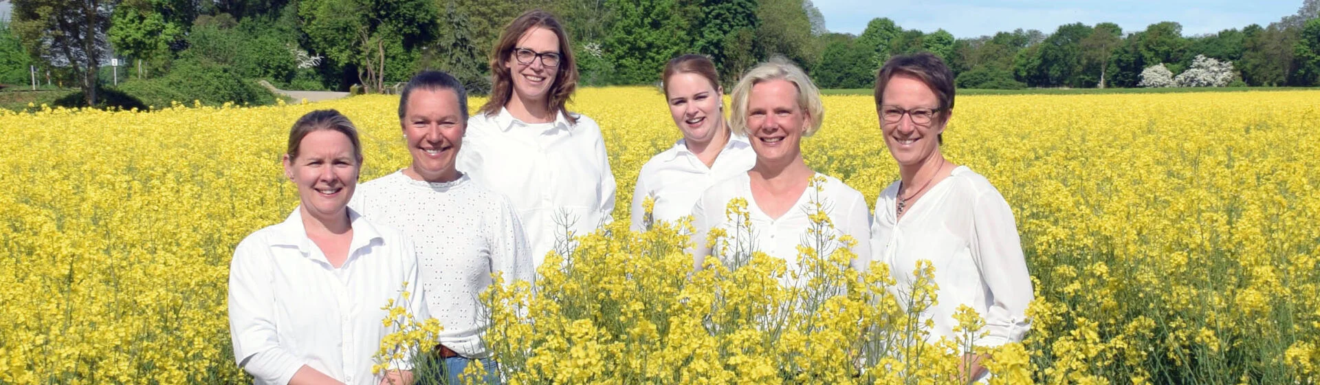 Landfrauen-Vorstand im Rapsfeld