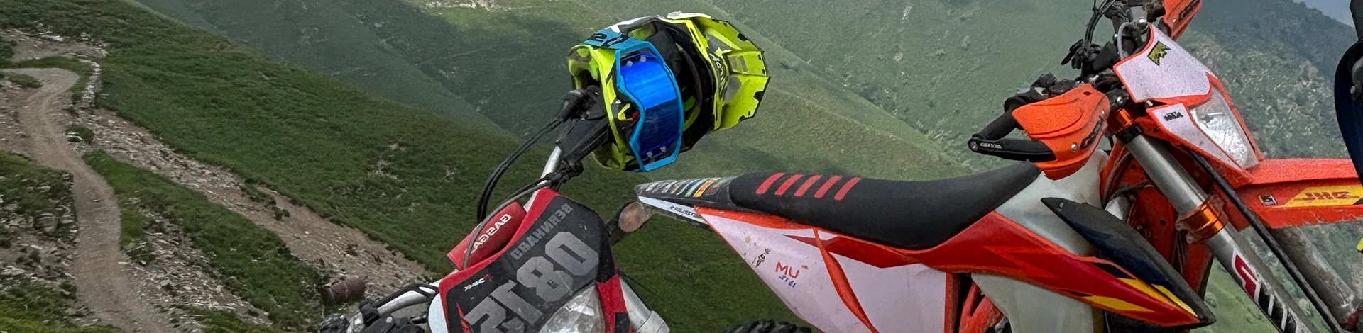 Motorrad mit Helm