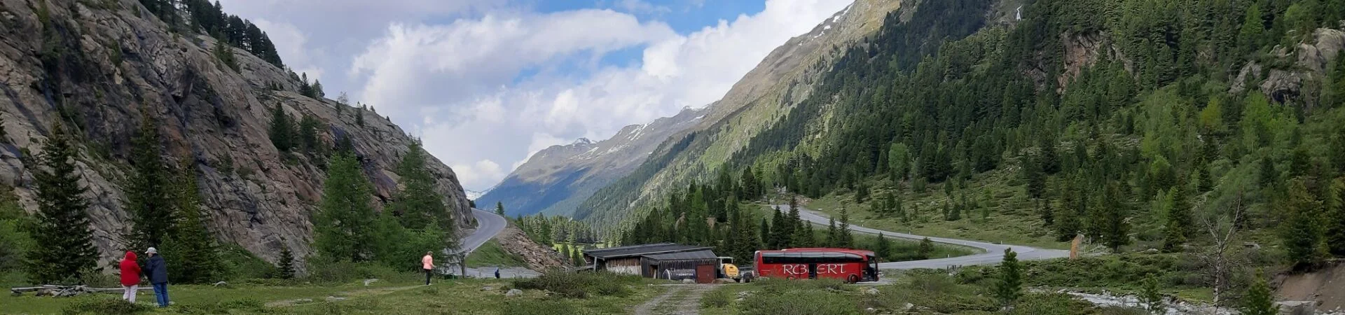 Reisebus in den Bergen