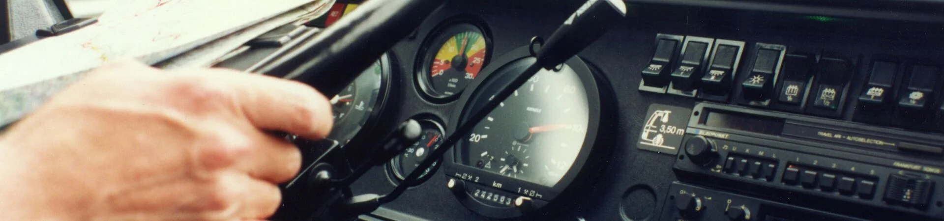 Reisebus Cockpit aus vergangener Zeit