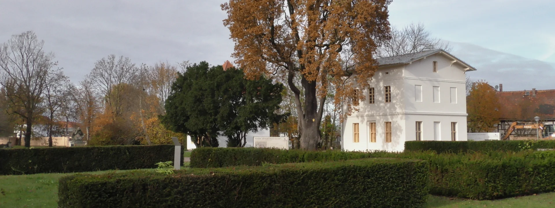 Blick auf den Ostturm der Orangerie im Schlosspark