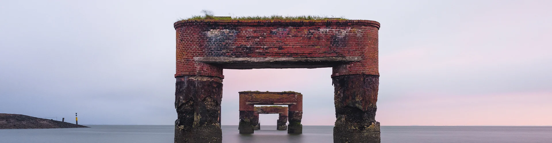 Alte Brücke im Wasser