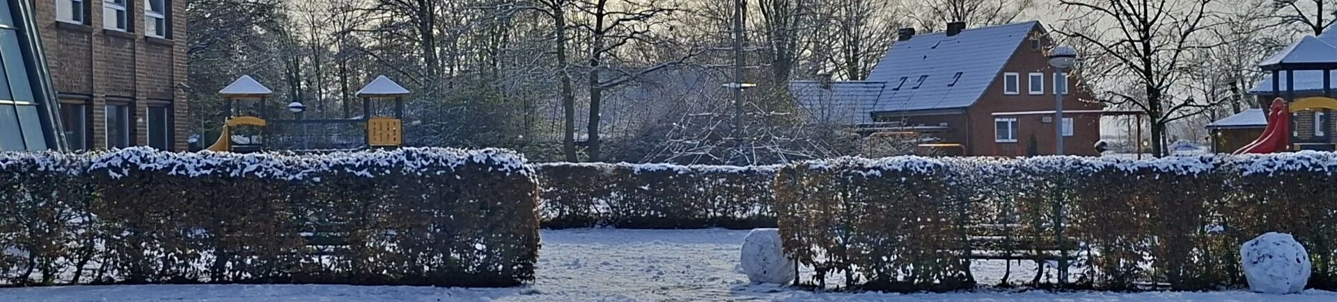 Schulhof im Winter