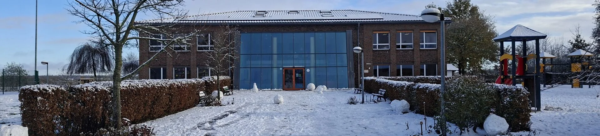 Komplettansicht der Schule