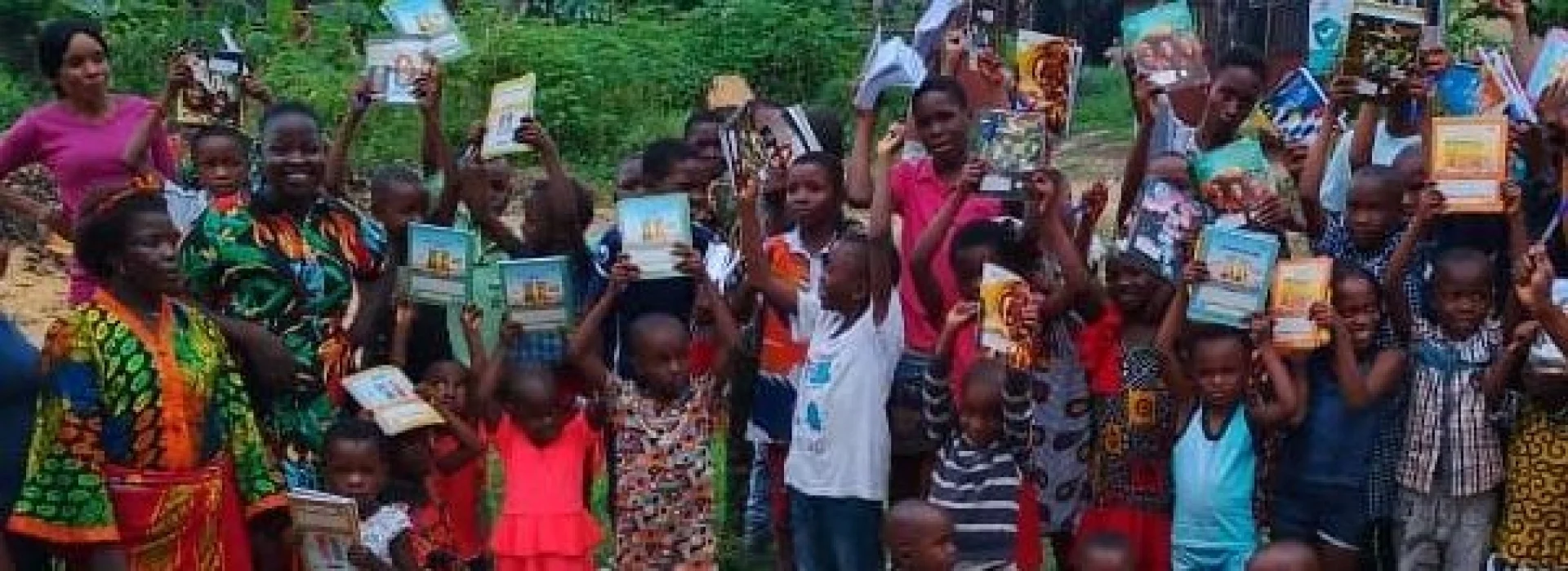 Bannerbild Kinder zeigen Schulhefte