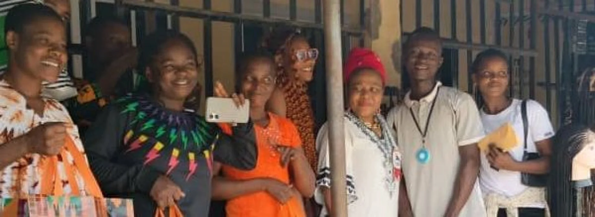 Bannerbild Frauen vor dem Laden