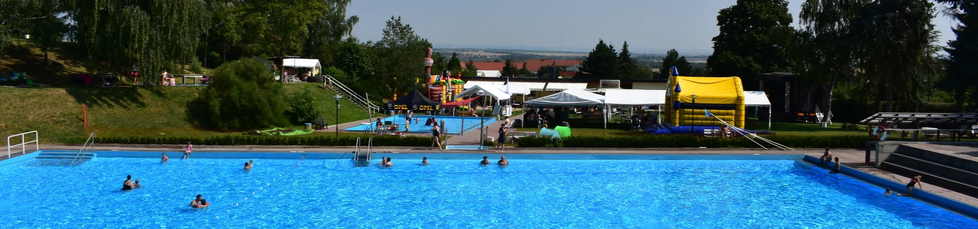 Schwimmbecken mit Freianlage