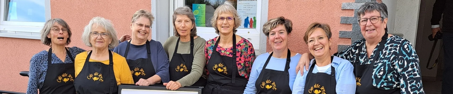 Acht engagierte Frauen vor dem Café Alte Post in Wyhlen