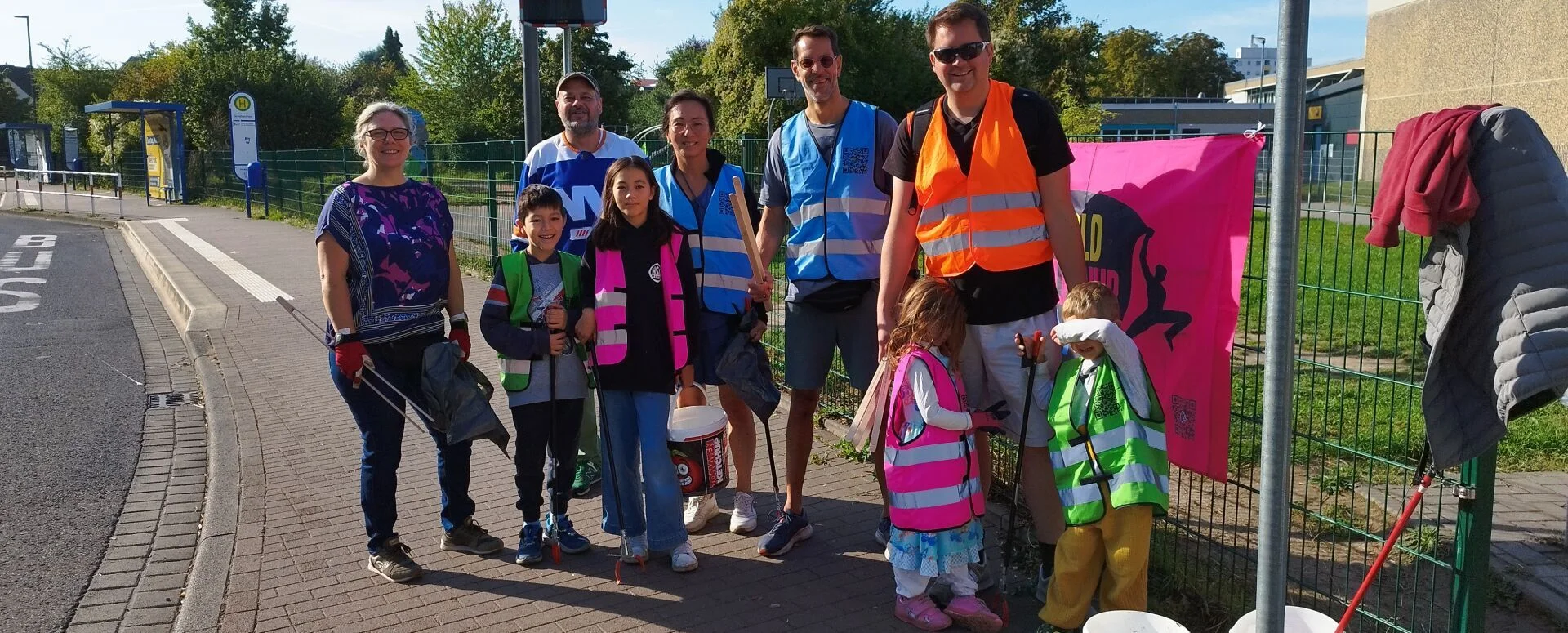 Bild zeigt Freiwillige an World-Cleanup-Day 2026 | zur Startseite