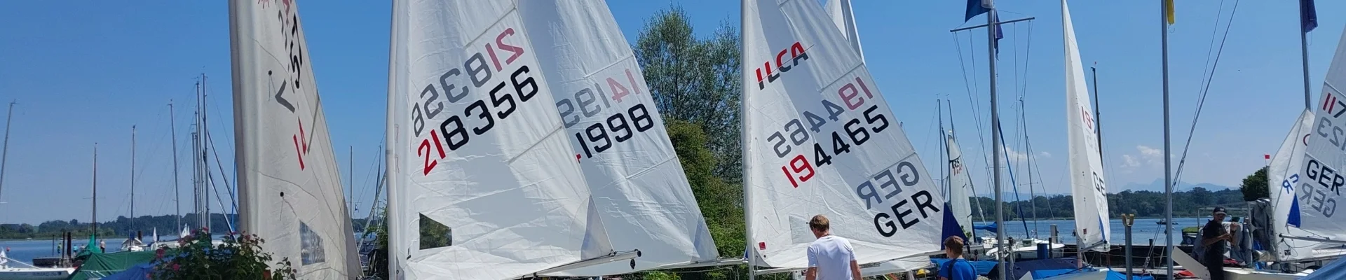 Segelboote vom Typ "ILCA" (Laser) am Hafen
