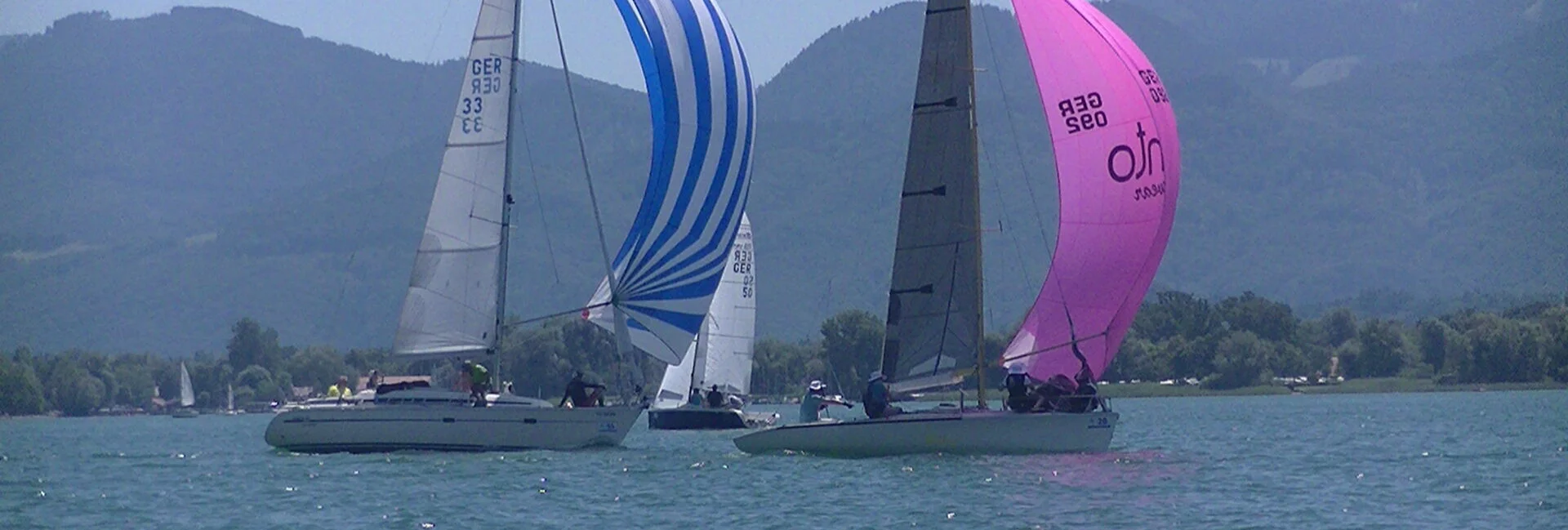 Segelboote mit Spinnaker