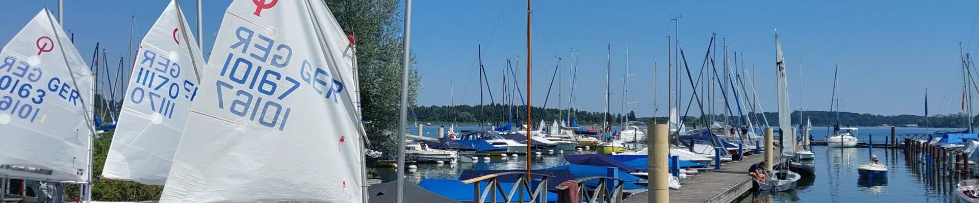 Segelboote vom Typ "Optimist", kurz "Opti" am Hafen
