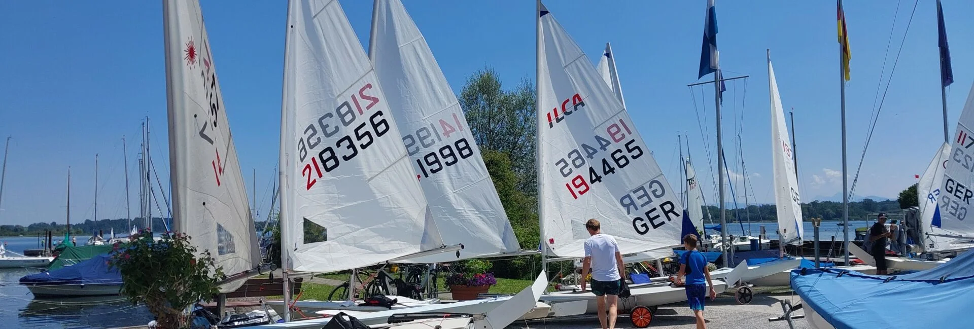 Segelboote vom Typ "ILCA" (Laser) am Hafen