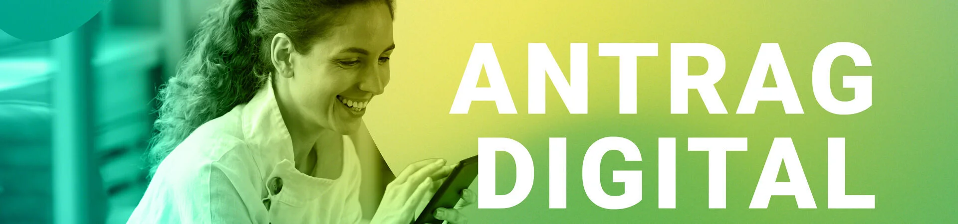 Zu sehen ist eine Frau vor einem Smartphone und der Aufschrift Antrag Digital zur Bewerbung der online Dienste www.jobcenter.digital
