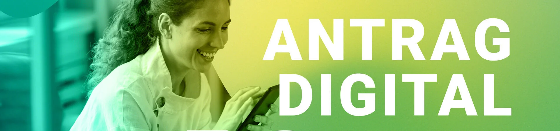Zu sehen ist eine Frau vor dem Smartphone und der Aufschrft Antrag digital zur Bewerbung der online Dienste www.jobcenter.digital