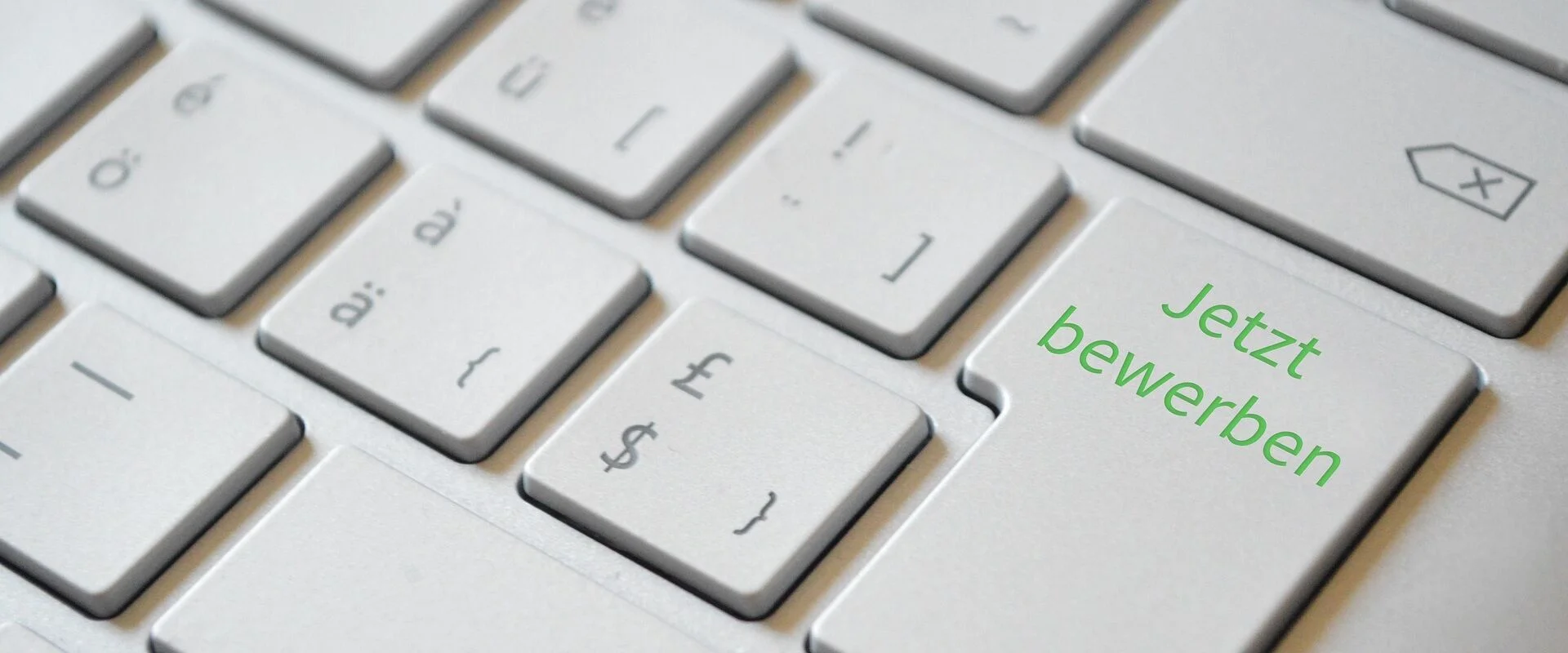 Foto: Tastatur eines PCs. Auf einer Taste steht: Jetzt bewerben.