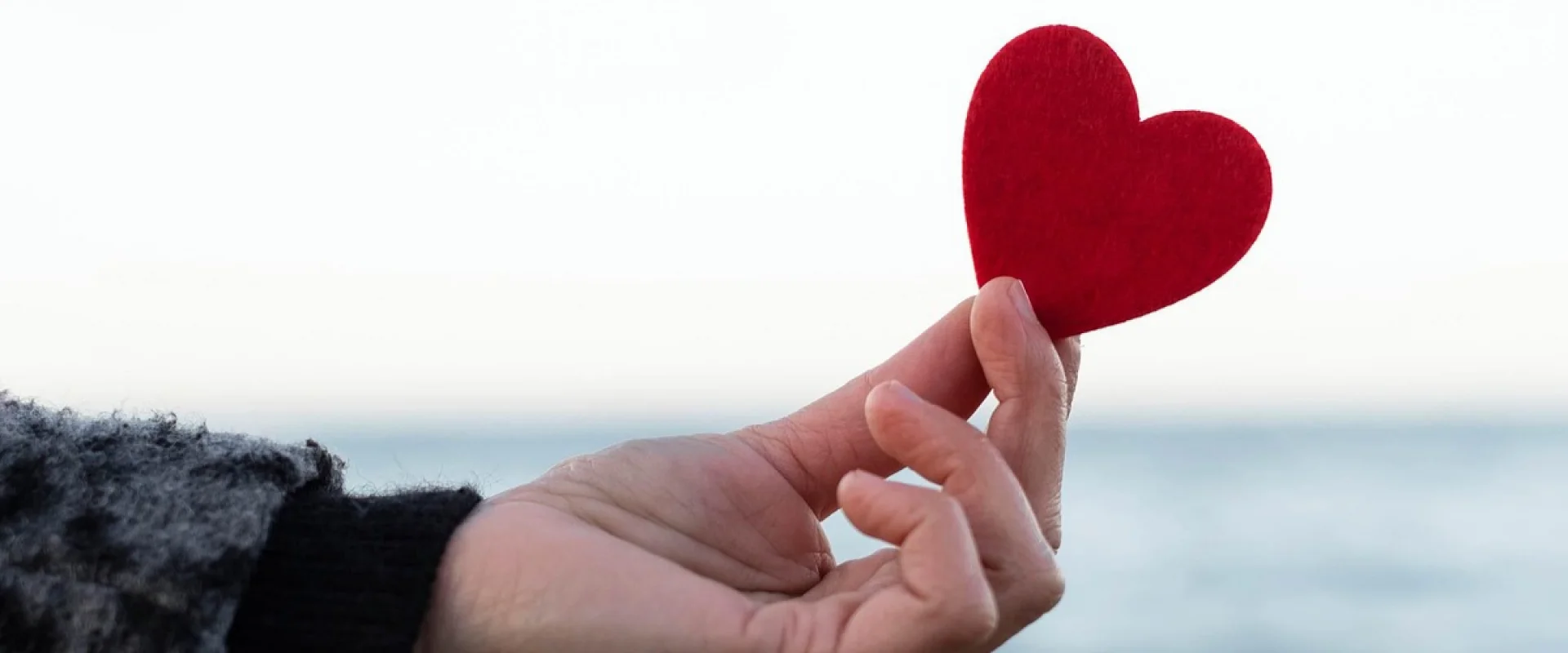 Foto: In einer Hand wird ein Herz gehalten.