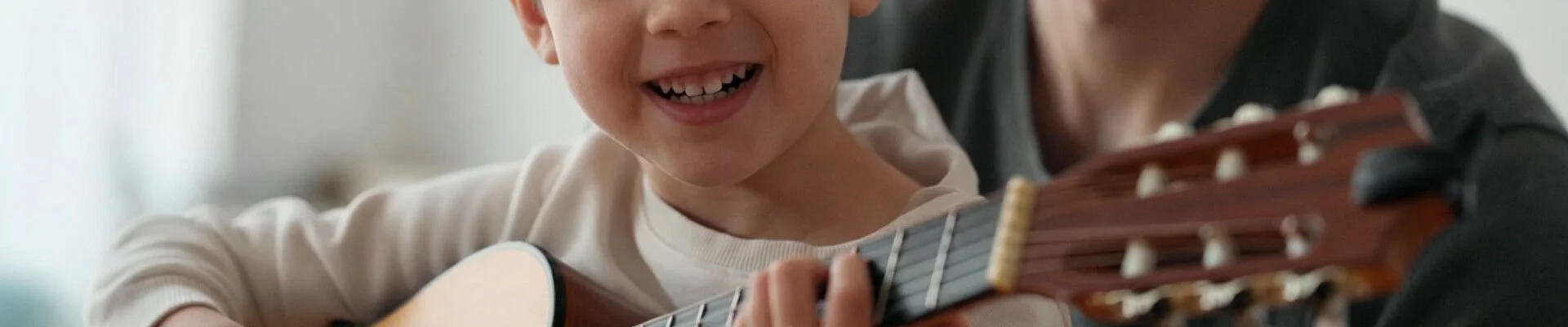 Kind mit Erwachsenem und Gitarre (KI-generiert)