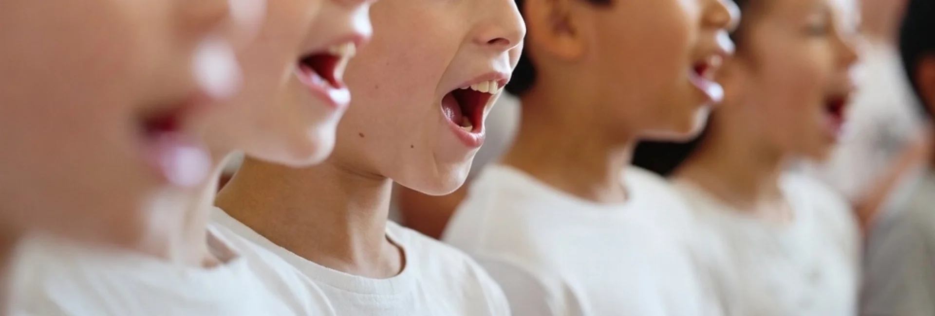 Singende Kinder im Chor (KI-generiert)