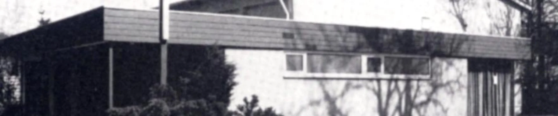 Alte Ansicht der Turnhalle, schwarz-weiß