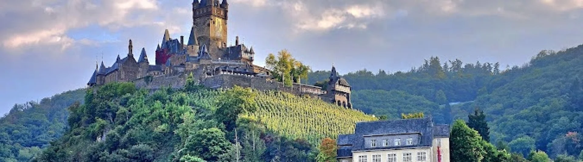 Das Bild zeigt die Reichsburg Cochem an der Mosel im Bundesland Rheinland-Pfalz.