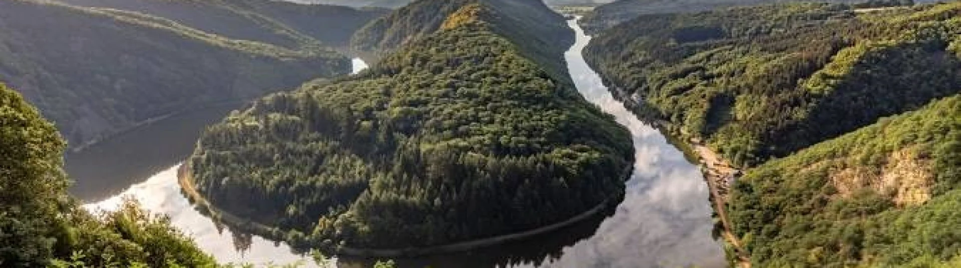 Das Bild zeigt die berühmte Saarschleife, das bekannteste Wahrzeichen des Saarlands.