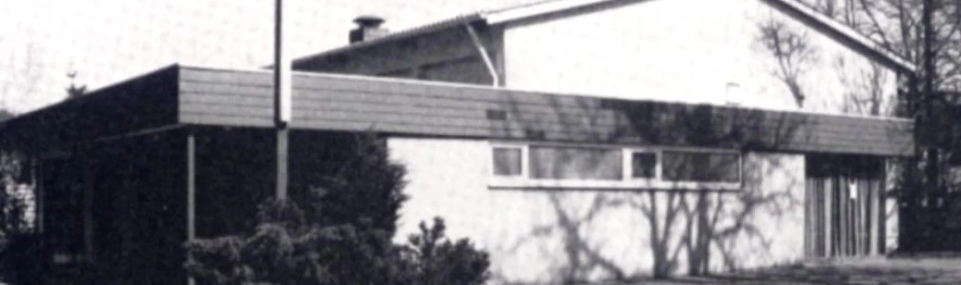 Schwarz-weiß Fotografie, Aussenansicht der Turnhalle