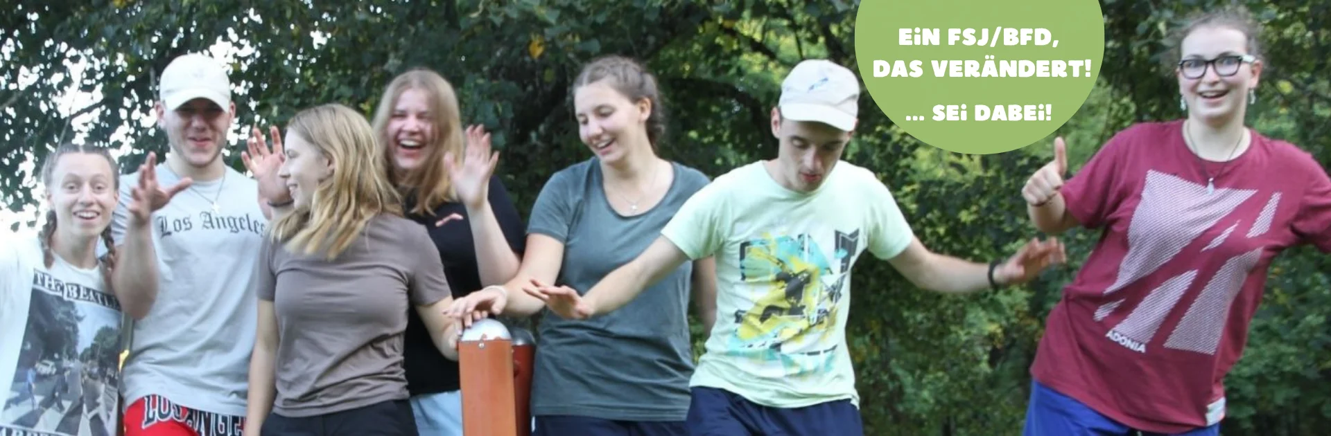 Junge Erwachsene haben gemeinsam Spaß in der Natur auf einer Wippe