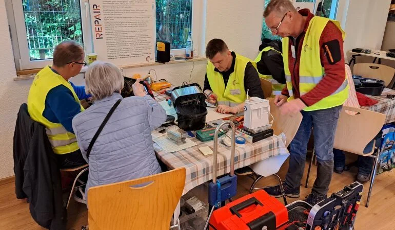 Engagierte Freiwillige ehrenamtlich im Einsatz fürs Repair-Café
