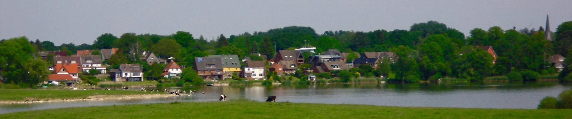 Blick auf die Dorflage am Bothkamper See