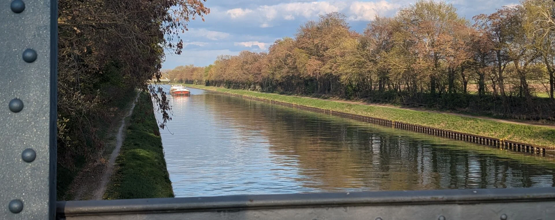 Blick von der Brücke auf den Mittellandkanal mit Frachtschiff